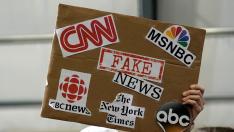 Pancarta contra las 'fake news' en una manifestación en Estados Unidos