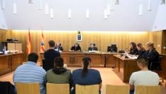 Los cinco acusados, ante el tribunal de la Audiencia de Huesca
