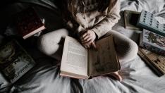 Muchas personas escogen el momento de irse a dormir como tiempo de lectura.