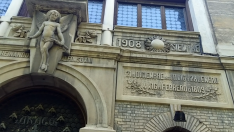 Detalle de la fachada de la antigua Escuela de Artes y Oficios de Zaragoza.