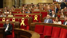 Un rifirrafe por un lazo amarillo obliga a suspender el pleno de Torra en el Parlament