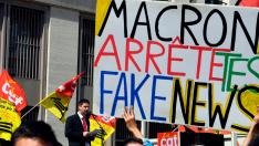 Las 'fake news' protagonizan las pancartas en manifestaciones como esta, durante la huelga ferroviaria en Francia