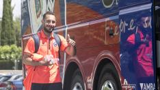 El centrocampista gallego David Ferreiro saluda ayer antes de subir al autobús con destino a Oviedo.