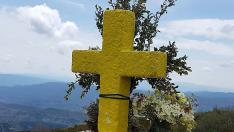 La Cruz del tozal de Asba ha aparecido este sábado pintada de amarillo.