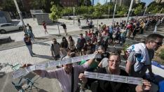 Un par de aficionados exhibe una tira de entradas delante de las oficinas del Zaragoza.