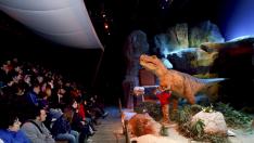 El público contempla el espectáculo del T-Rex desde las gradas.