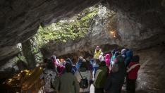 La cueva de Las Güixas recibe 30.000 visitantes al año.