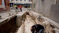 Técnicos municipales estudiaban y fotografiaban ayer los restos aparecidos en la calle de Pardo Sastrón