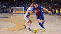 Tabuenca (izquierda) forceja con Dyego, del FC Barcelona