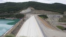 El cuerpo de la nueva presa de Yesa, ya completado, ha alcanzado los 104 metros de altura sobre los cimientos