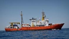 El barco Aquarius, con 629 inmigrantes a bordo, sigue parado y espera instrucciones