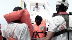 Un barco de Estados Unidos con 41 inmigrantes y 12 cadáveres espera ordenes de Italia
