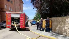 Los bomberos, en la zona de las residencias en Daroca.
