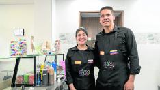 Sofía Zambrano y Amin Rivas, en la heladería que abrieron hace una semana en Zaragoza.