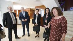 Júlvez, a la derecha, junto a la delegación de la Generalitat Valenciana, esta mañana en la sede de la DGA en Teruel