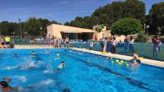 Los niños han practicado en Alera diferentes deportes en un día de convivencia.