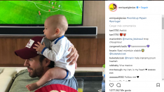Enrique Iglesias y uno de sus mellizos viendo un partido del mundial.