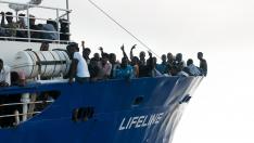 Migrantes en el barco de la ONG alemana Lifeline.