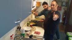 Dos de los participantes en el proyecto de vida autónoma de Atades, en la cocina de su piso.