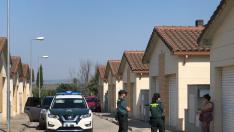Foto de la Guardia Civil investigando la casa de la vivienda donde ocurrieron los hechos y la madre de la detenida.
