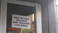 Cartel colgado en un bar contra la prohibición del Ayuntamiento de Andorra de jugar a la pelota en la calle.