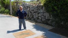 José Antonio Gil, junto al dibujo de piedra que recuerda el lugar del accidente de aviación.