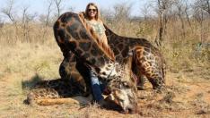 Indignación con una estadounidense que mató a una jirafa negra en Sudáfrica