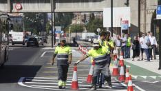 Los operarios han retirado este jueves los conos para que poner en servicio las dos paradas del tramo de la avenida de Cataluña que se acaba de reformar.