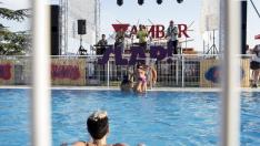 La banda aragonesa Humphrey & The Farmers abrió el festival y el público siguió el concierto desde la piscina.