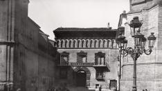 Una imagen de la plaza de San Felipe con el palacio de los condes de Argillo entre la iglesia de San Felipe y la Torre Nueva