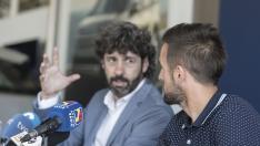 El director deportivo Emilio Vega durante la presentación del zaragozano Jorge Miramón.