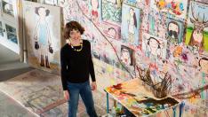 Eva Armisén, en su estudio, con sus lienzos y sus sueños gráficos.