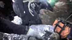 Fragmento de un vídeo en el que se puede ver a uno de los niños dormido durante su evacuación.