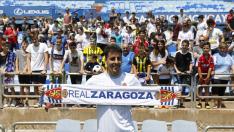 Diego Aguirre posa ante los aficionados con su nueva camiseta.