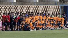Al finalizar la sesión, los niños que han acudido se han hecho una foto con los miembros de la plantilla y el cuerpo técnico