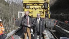 Javier Lambán y Alain Rousset, colocan simbólicamente dos traviesas en la vía del tren Oloron Bedous y apoyan la reapertura el 24 de febrero de 2016.