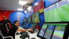 La sala de control del VAR durante un partido del reciente Mundial de Rusia.