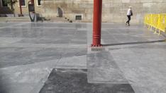 En la plaza de San Bruno se están cambiando algunas baldosas de piedra por una mezcla de cemento y grava.