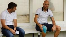 Toquero, con las muletas en el suelo y la rodilla dañada aún protegida, charla con el director deportivo Lalo Arantegui en el banquillo del campo del Tudelano, este sábado antes del partido amistoso del Real Zaragoza.