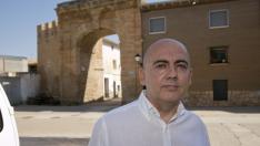 El alcalde de Longares, Miguel Jaime, con la Puerta de Valencia al fondo.