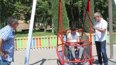 El parque de la Azucarera de Monzón incorpora un columpio adaptado