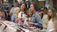 La Reina Letizia, sus hijas y doña Sofía recorren juntas un mercado en Palma