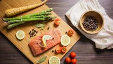 Salmón con vegetales, una combinación ideal para combatir el decaimiento.