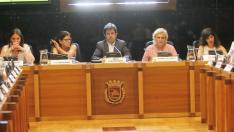 El alcalde de Huesca y las tenientes de alcalde durante el pleno de este miércoles.