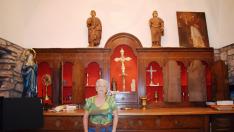 Conchita, encargada de mostrar el museo parroquial que gestó mosén Domingo Subías.