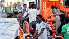 Llegada al puerto de Almería, el pasado viernes, de un grupo de 25 personas de origen magrebí, entre ellos algunos menores.