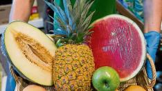 Cesta con una completa variedad de frutas para disfrutar en verano. Destaca en estas fechas el melón , la sandía, el melocotón y la nectarina.