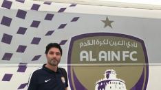 Luis Aragón posa con el escudo de su nuevo club en Emiratos