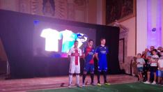 El portero Axel Werner, el delantero Cucho Hernández y el centrocampista Gonzalo Melero con las nuevas camisetas de la SD Huesca.
