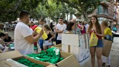 Una larga fila guarda sitio en el puesto de la peña Los que faltaban en el paseo Cortes de Aragón.